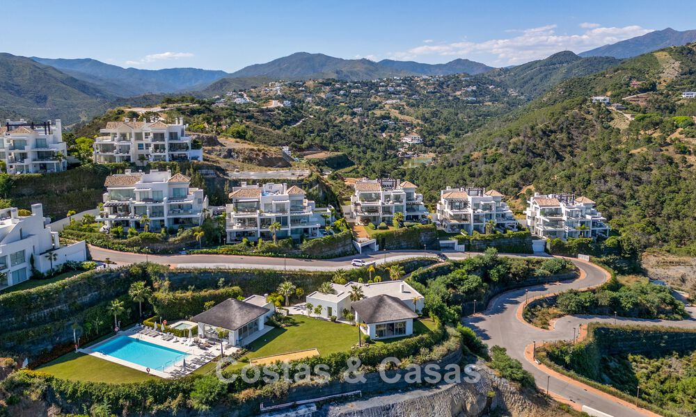 Appartement élégant de 3 chambres à vendre avec vue panoramique sur la mer dans un domaine sécurisé à Benahavis - Marbella 790136