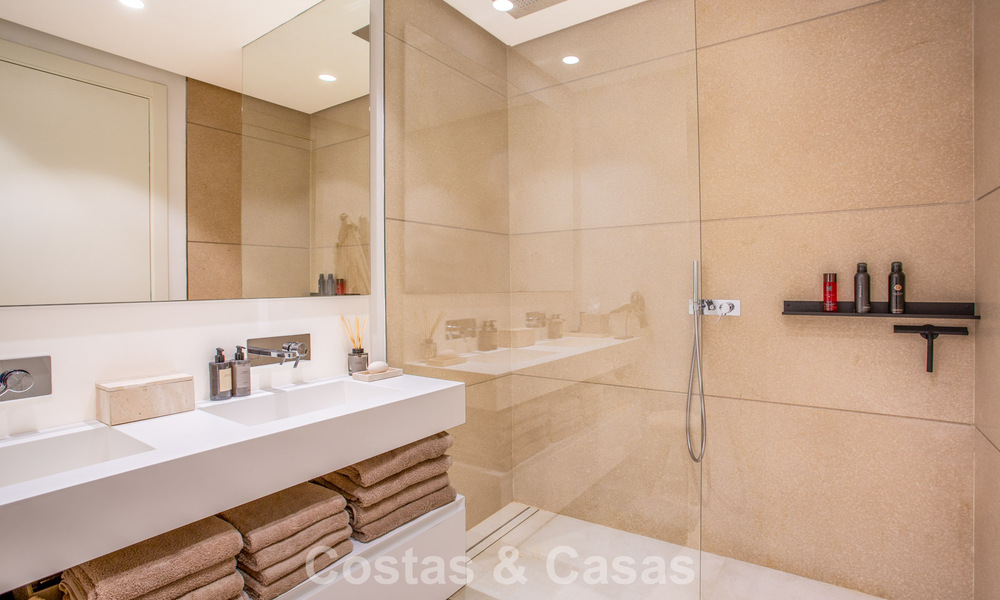 Appartement élégant de 3 chambres à vendre avec vue panoramique sur la mer dans un domaine sécurisé à Benahavis - Marbella 790140