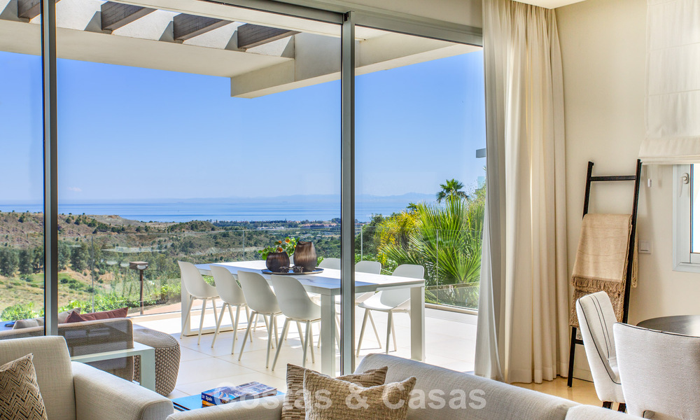 Appartement élégant de 3 chambres à vendre avec vue panoramique sur la mer dans un domaine sécurisé à Benahavis - Marbella 790147