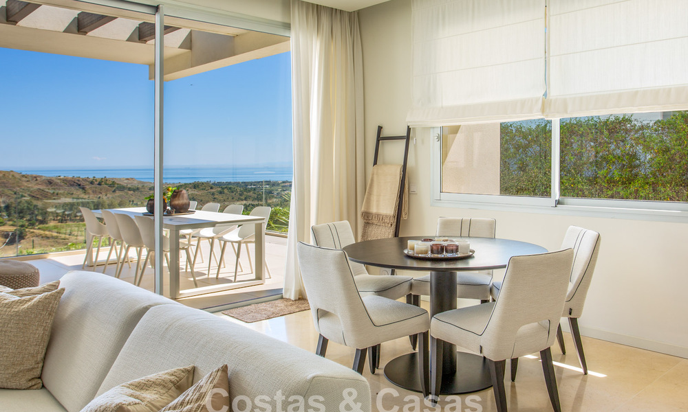 Appartement élégant de 3 chambres à vendre avec vue panoramique sur la mer dans un domaine sécurisé à Benahavis - Marbella 790148