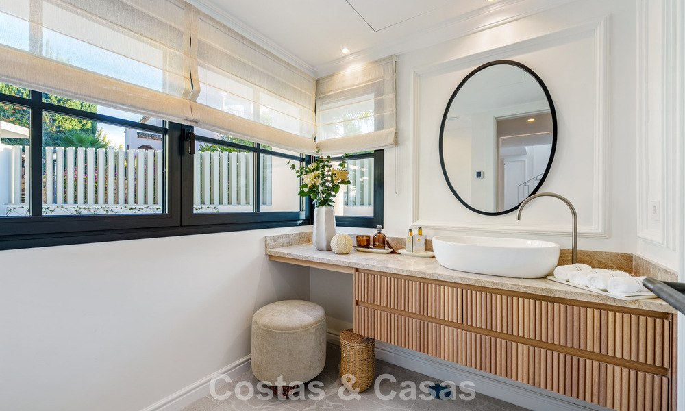 Villa de luxe rénovée de première classe à vendre, dans une communauté privilégiée à La Quinta, Marbella - Benahavis 790220