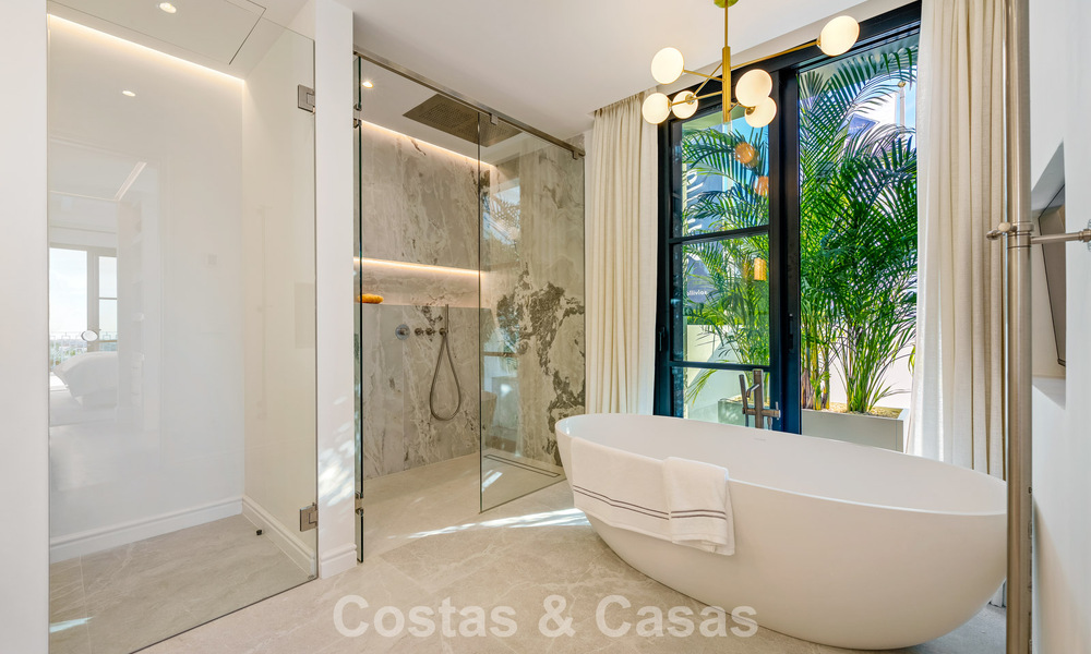 Villa de luxe rénovée de première classe à vendre, dans une communauté privilégiée à La Quinta, Marbella - Benahavis 790230
