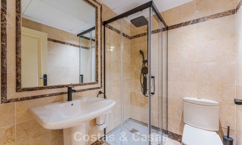 Appartement rénové de manière moderne à vendre dans un magnifique complexe de Sierra Blanca sur le Golden Mile de Marbella 790294