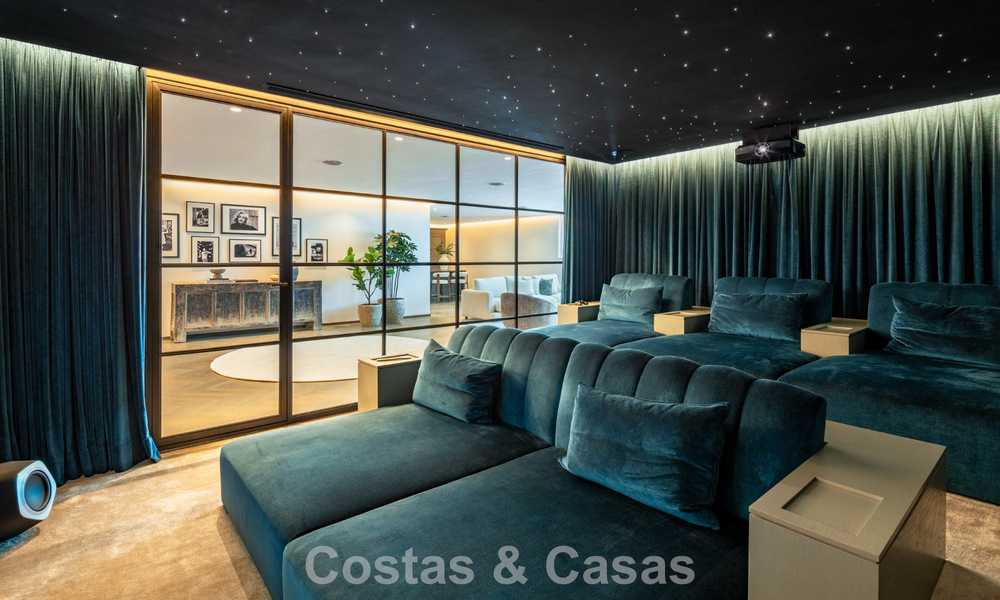 Villa de luxe méditerranéenne à l’architecture classique à vendre avec vue sur la mer au Marbella Club Resort à Benahavís 790323