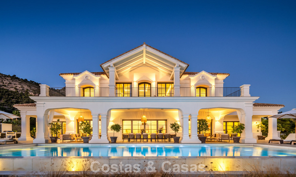 Villa de luxe méditerranéenne à l’architecture classique à vendre avec vue sur la mer au Marbella Club Resort à Benahavís 790328
