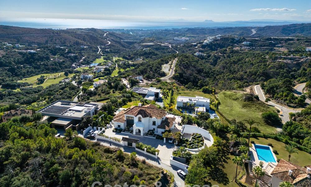 Villa de luxe méditerranéenne à l’architecture classique à vendre avec vue sur la mer au Marbella Club Resort à Benahavís 790329
