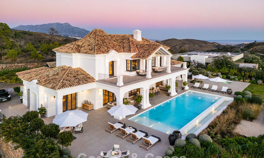 Villa de luxe méditerranéenne à l’architecture classique à vendre avec vue sur la mer au Marbella Club Resort à Benahavís 790331