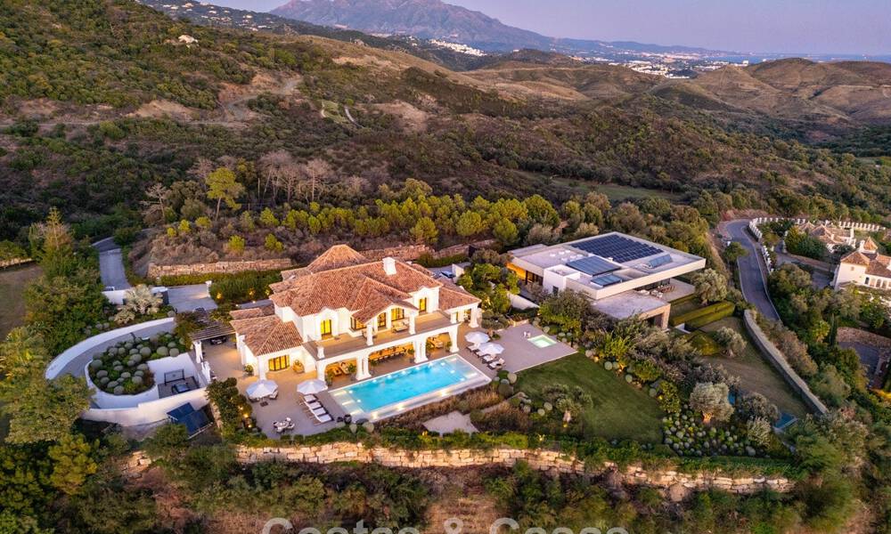 Villa de luxe méditerranéenne à l’architecture classique à vendre avec vue sur la mer au Marbella Club Resort à Benahavís 790333