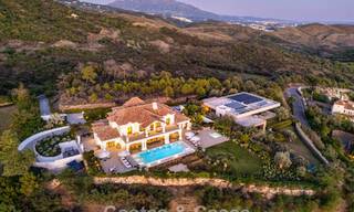Villa de luxe méditerranéenne à l’architecture classique à vendre avec vue sur la mer au Marbella Club Resort à Benahavís 790333 