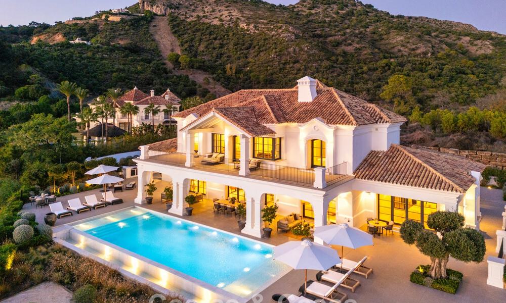 Villa de luxe méditerranéenne à l’architecture classique à vendre avec vue sur la mer au Marbella Club Resort à Benahavís 790334