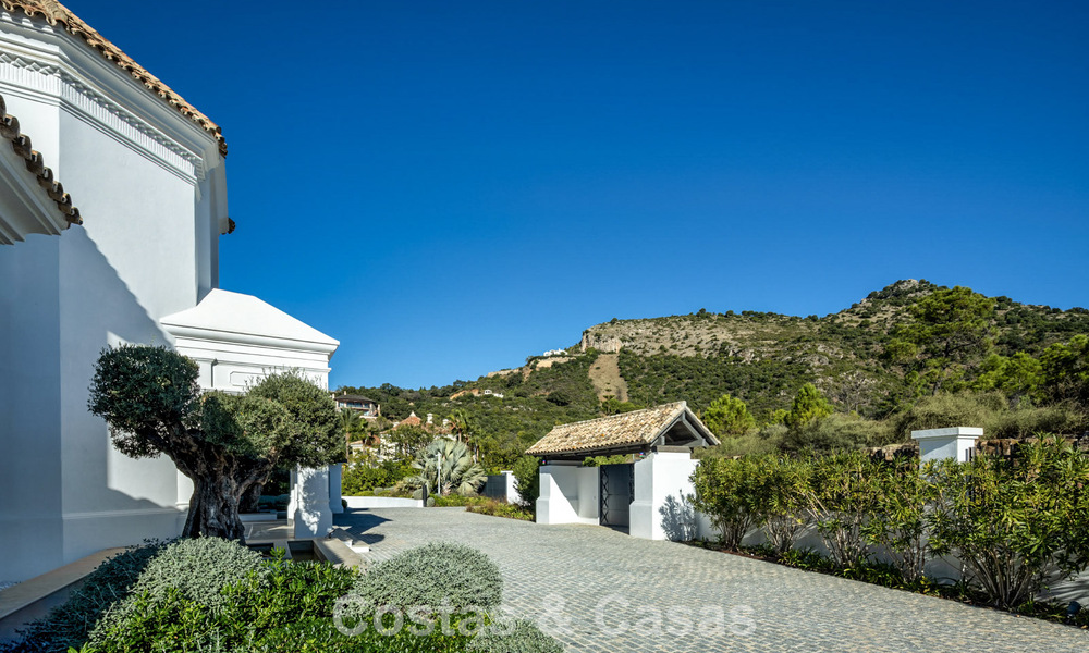 Villa de luxe méditerranéenne à l’architecture classique à vendre avec vue sur la mer au Marbella Club Resort à Benahavís 790336