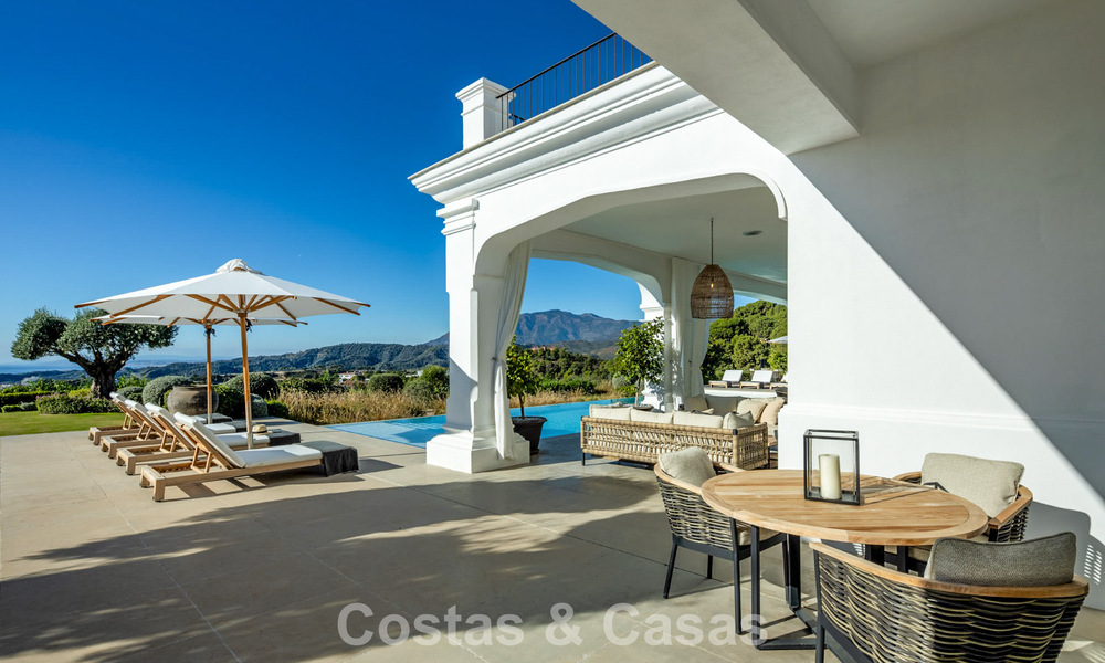 Villa de luxe méditerranéenne à l’architecture classique à vendre avec vue sur la mer au Marbella Club Resort à Benahavís 790337