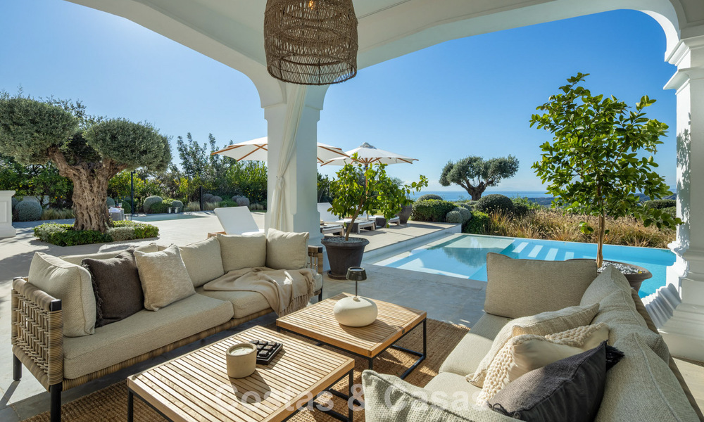 Villa de luxe méditerranéenne à l’architecture classique à vendre avec vue sur la mer au Marbella Club Resort à Benahavís 790339