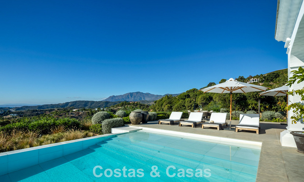 Villa de luxe méditerranéenne à l’architecture classique à vendre avec vue sur la mer au Marbella Club Resort à Benahavís 790340