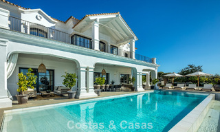 Villa de luxe méditerranéenne à l’architecture classique à vendre avec vue sur la mer au Marbella Club Resort à Benahavís 790341 