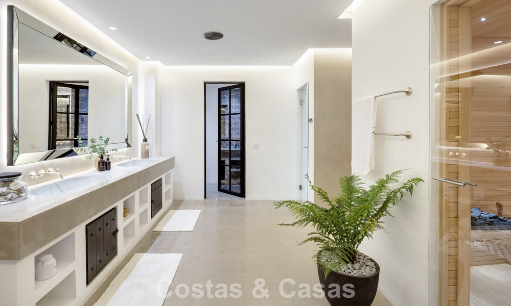 Villa de luxe méditerranéenne à l’architecture classique à vendre avec vue sur la mer au Marbella Club Resort à Benahavís 790345