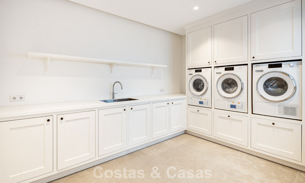 Villa de luxe méditerranéenne à l’architecture classique à vendre avec vue sur la mer au Marbella Club Resort à Benahavís 790346