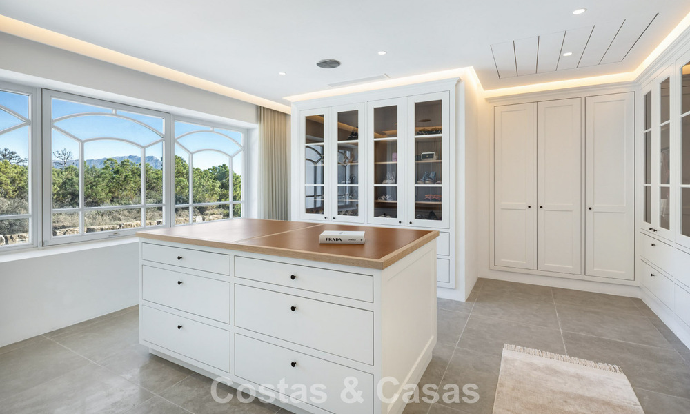 Villa de luxe méditerranéenne à l’architecture classique à vendre avec vue sur la mer au Marbella Club Resort à Benahavís 790350