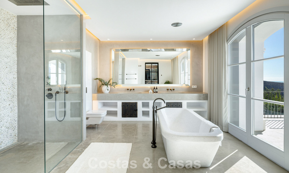 Villa de luxe méditerranéenne à l’architecture classique à vendre avec vue sur la mer au Marbella Club Resort à Benahavís 790351