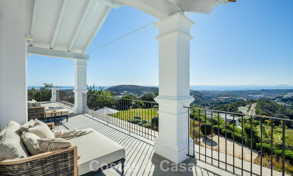 Villa de luxe méditerranéenne à l’architecture classique à vendre avec vue sur la mer au Marbella Club Resort à Benahavís 790352
