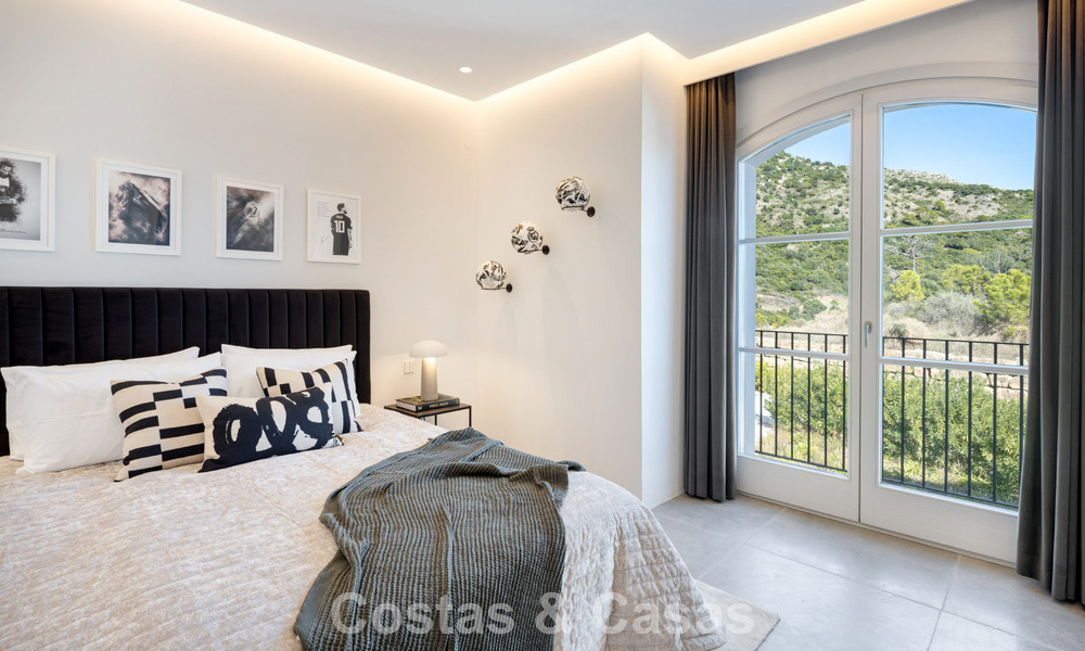 Villa de luxe méditerranéenne à l’architecture classique à vendre avec vue sur la mer au Marbella Club Resort à Benahavís 790356