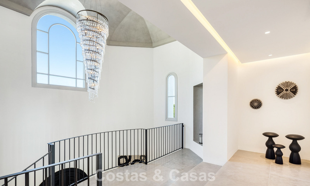 Villa de luxe méditerranéenne à l’architecture classique à vendre avec vue sur la mer au Marbella Club Resort à Benahavís 790357