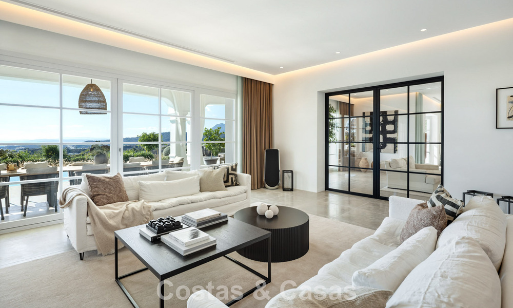 Villa de luxe méditerranéenne à l’architecture classique à vendre avec vue sur la mer au Marbella Club Resort à Benahavís 790361
