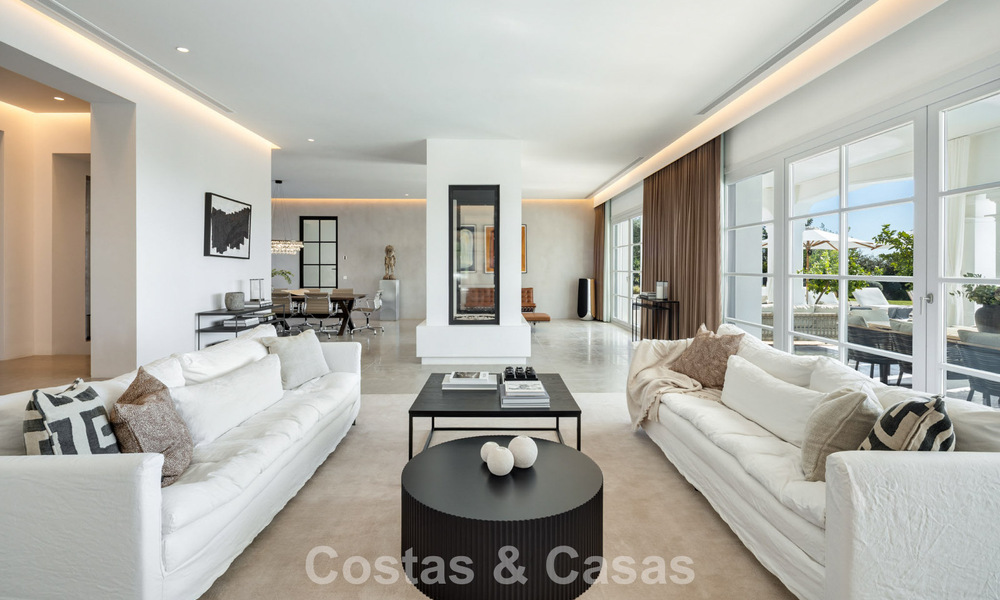 Villa de luxe méditerranéenne à l’architecture classique à vendre avec vue sur la mer au Marbella Club Resort à Benahavís 790362