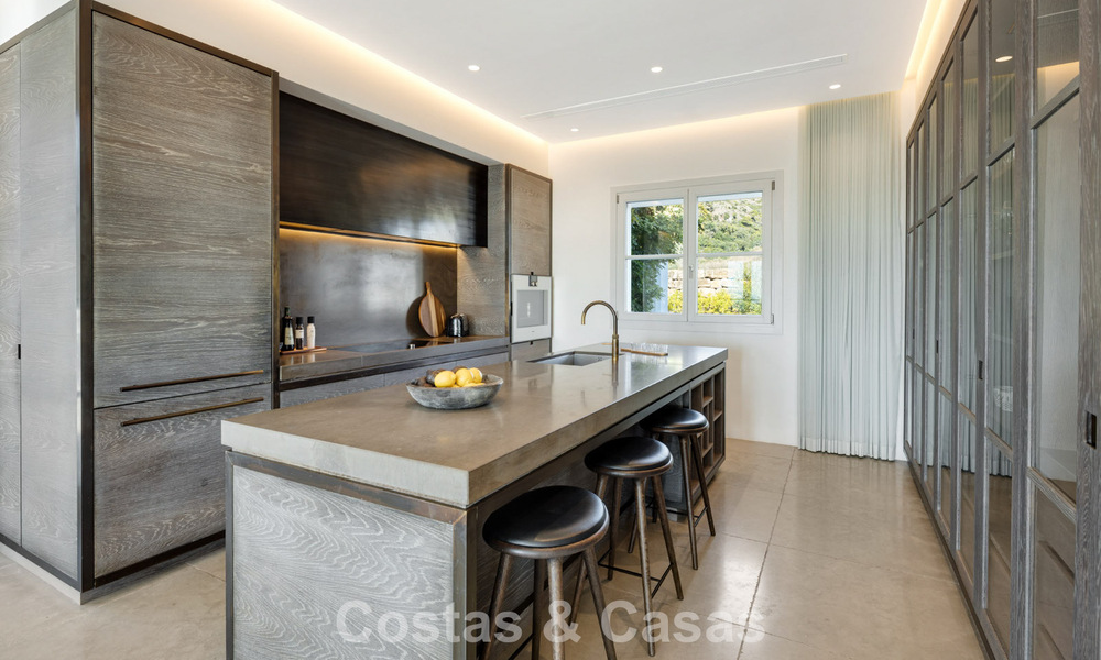 Villa de luxe méditerranéenne à l’architecture classique à vendre avec vue sur la mer au Marbella Club Resort à Benahavís 790366