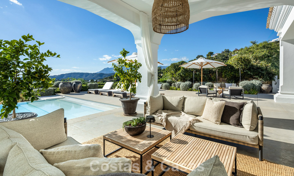 Villa de luxe méditerranéenne à l’architecture classique à vendre avec vue sur la mer au Marbella Club Resort à Benahavís 790368