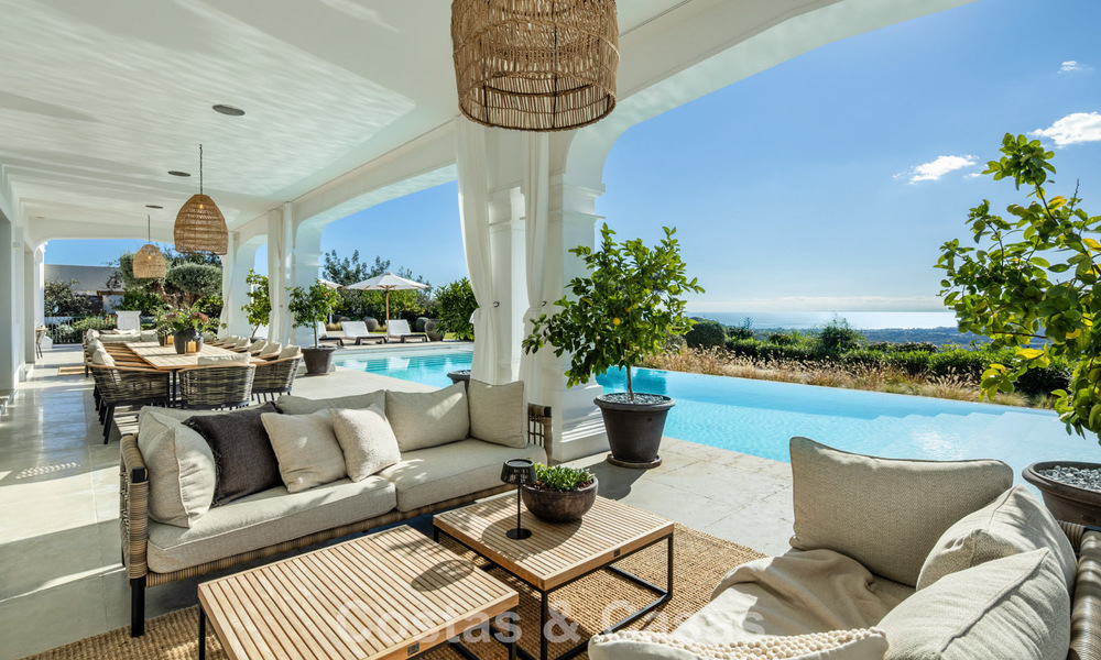 Villa de luxe méditerranéenne à l’architecture classique à vendre avec vue sur la mer au Marbella Club Resort à Benahavís 790369