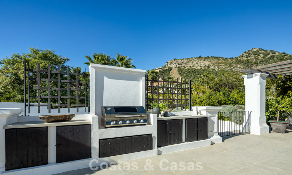 Villa de luxe méditerranéenne à l’architecture classique à vendre avec vue sur la mer au Marbella Club Resort à Benahavís 790370