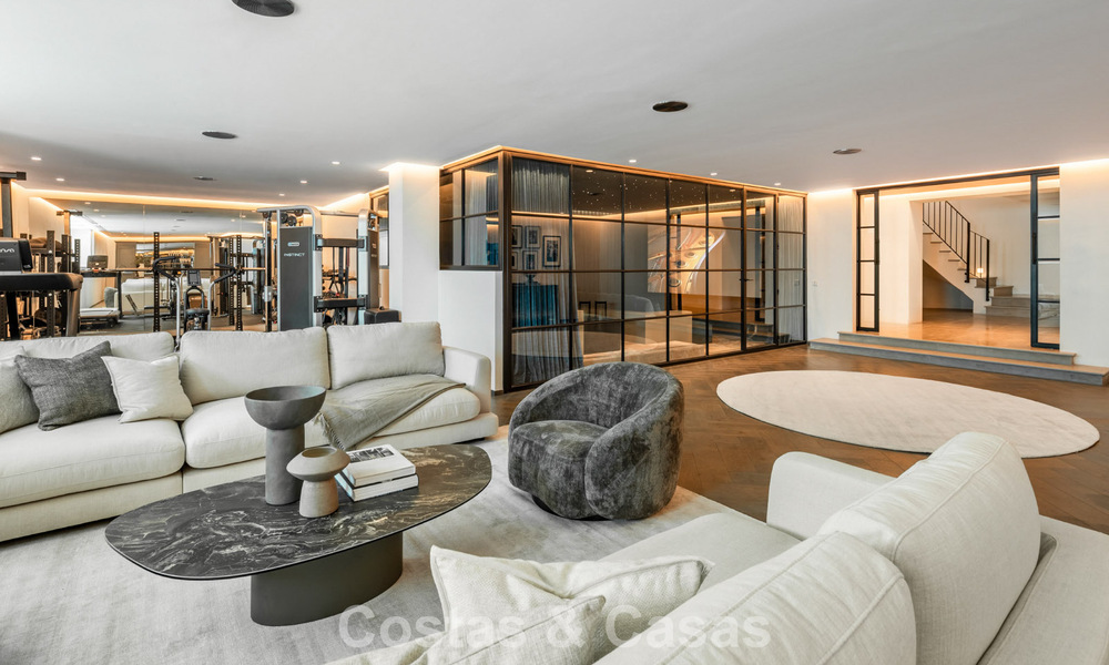 Villa de luxe méditerranéenne à l’architecture classique à vendre avec vue sur la mer au Marbella Club Resort à Benahavís 790372