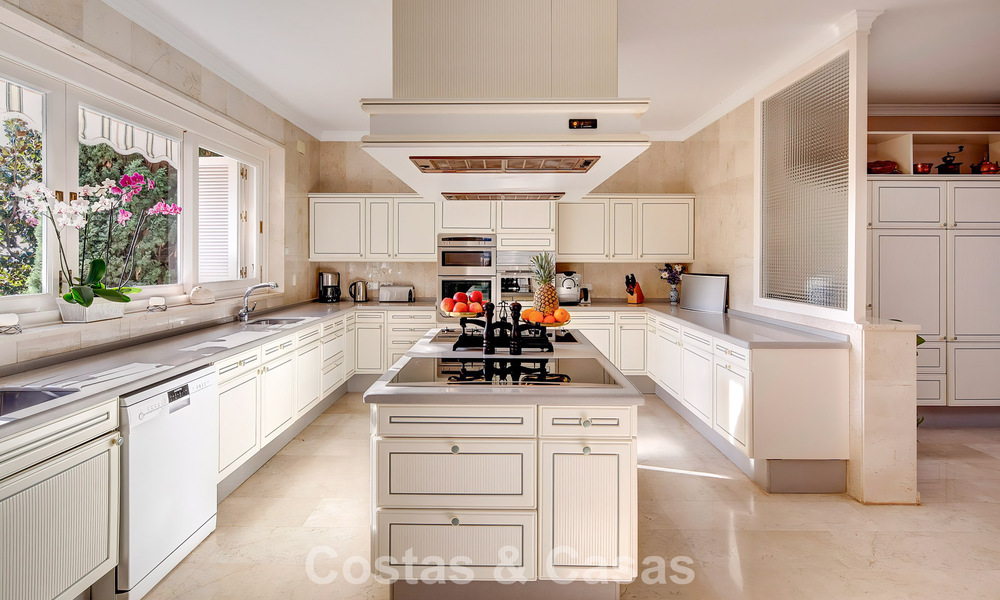 Domaine de style palais à l’architecture classique à vendre dans l’est de Marbella 790456