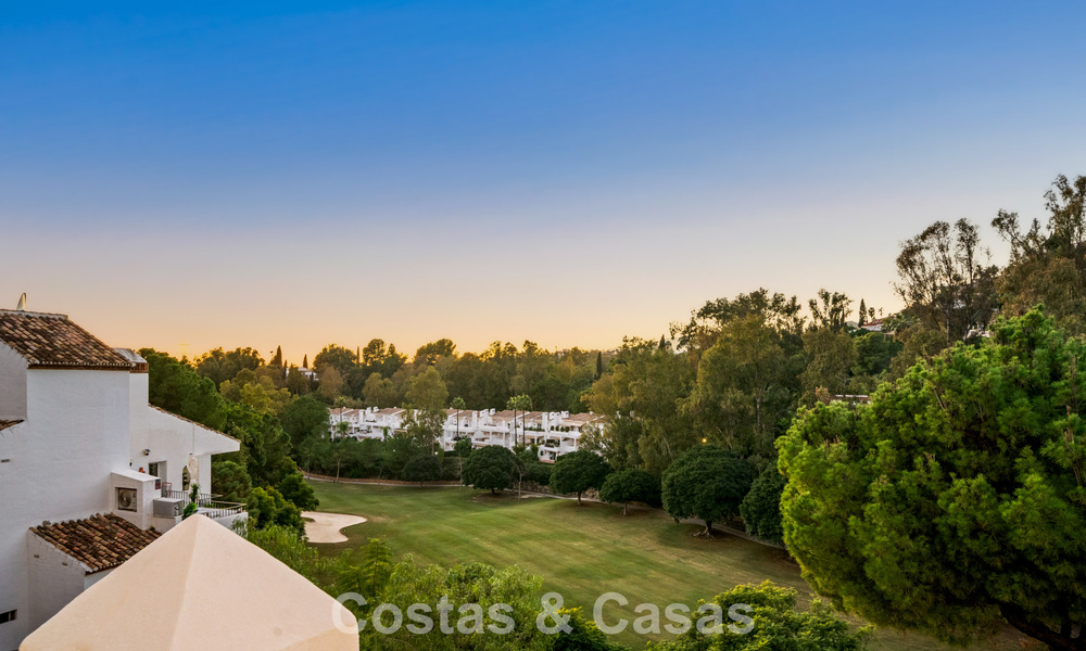 Appartement duplex contemporain rénové, à vendre avec vue sur les terrains de golf à La Quinta, Marbella - Benahavís 790459