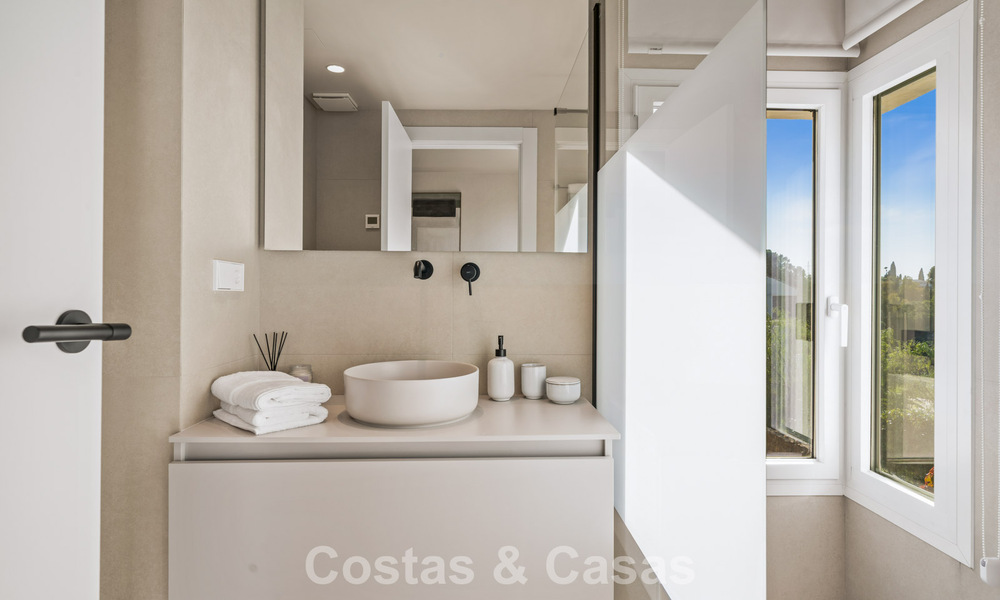 Appartement duplex contemporain rénové, à vendre avec vue sur les terrains de golf à La Quinta, Marbella - Benahavís 790480