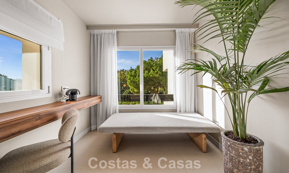 Appartement duplex contemporain rénové, à vendre avec vue sur les terrains de golf à La Quinta, Marbella - Benahavís 790485