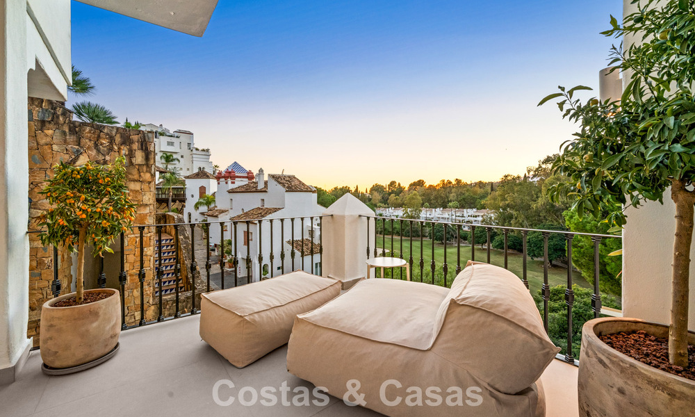 Appartement duplex contemporain rénové, à vendre avec vue sur les terrains de golf à La Quinta, Marbella - Benahavís 790504