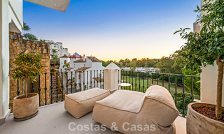 Appartement duplex contemporain rénové, à vendre avec vue sur les terrains de golf à La Quinta, Marbella - Benahavís 790504 