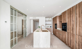 Appartement de 3 chambres rénové de style contemporain à vendre avec piscine et vue sur la mer à Nueva Andalucía, Marbella 790795 