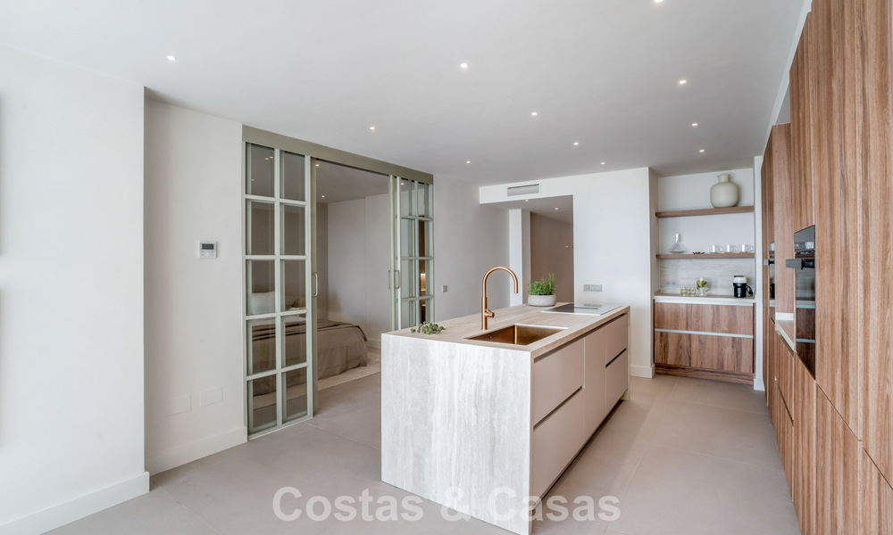 Appartement de 3 chambres rénové de style contemporain à vendre avec piscine et vue sur la mer à Nueva Andalucía, Marbella 790797