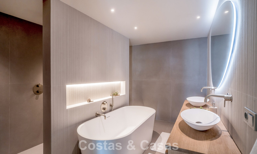 Appartement de 3 chambres rénové de style contemporain à vendre avec piscine et vue sur la mer à Nueva Andalucía, Marbella 790804