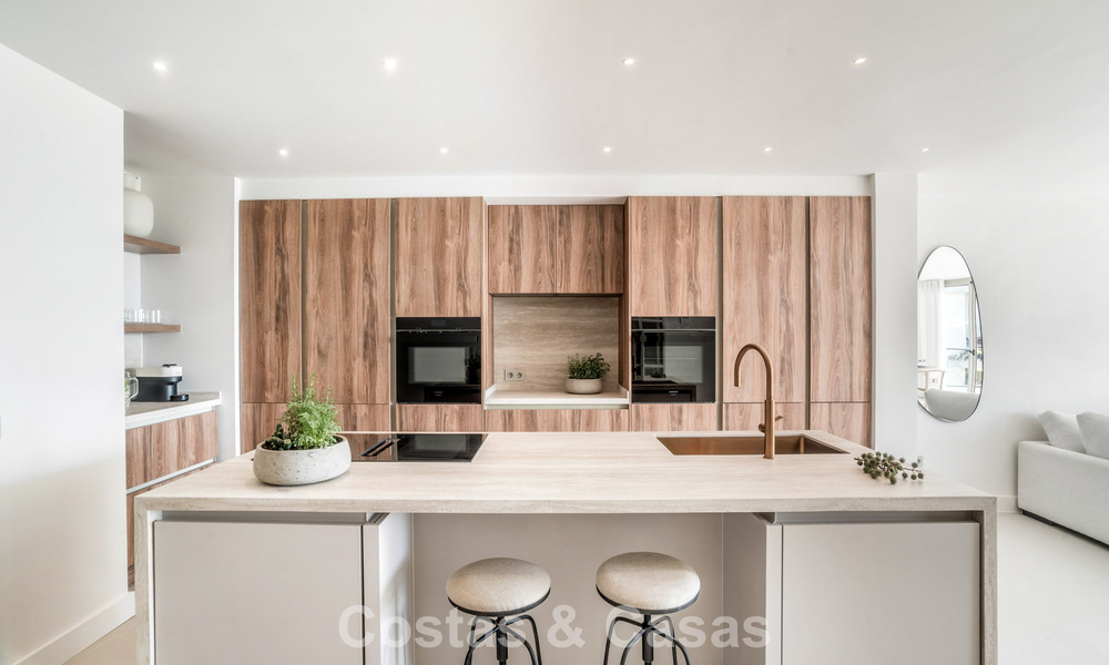 Appartement de 3 chambres rénové de style contemporain à vendre avec piscine et vue sur la mer à Nueva Andalucía, Marbella 790811