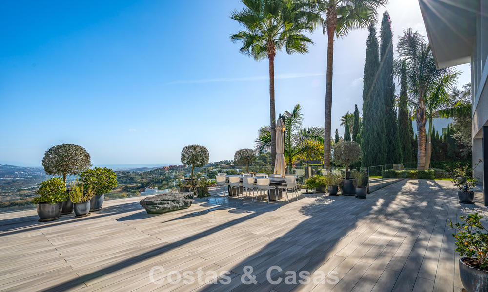 Villa de luxe contemporaine avec vues panoramiques sur la montagne et la mer à vendre dans les collines de Marbella Est 790950