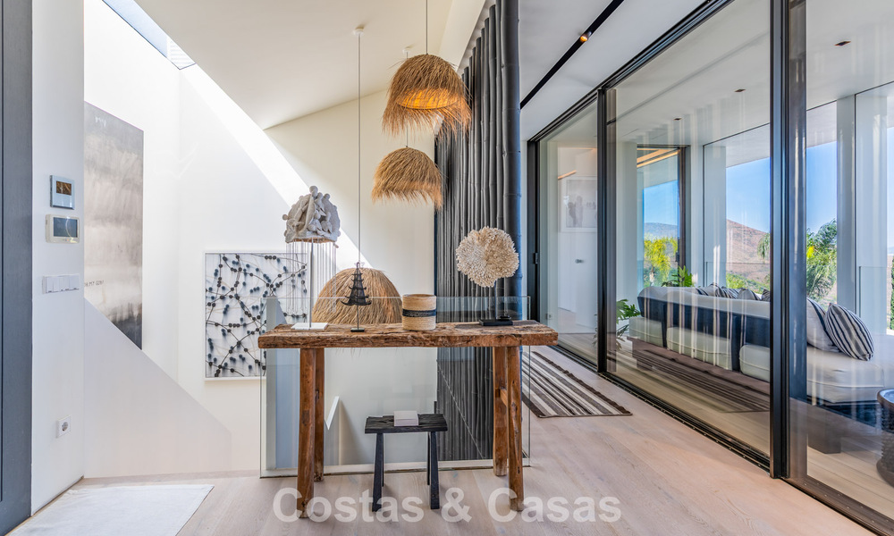 Villa de luxe contemporaine avec vues panoramiques sur la montagne et la mer à vendre dans les collines de Marbella Est 790997