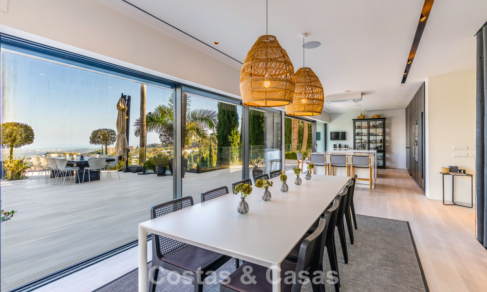 Villa de luxe contemporaine avec vues panoramiques sur la montagne et la mer à vendre dans les collines de Marbella Est 790998