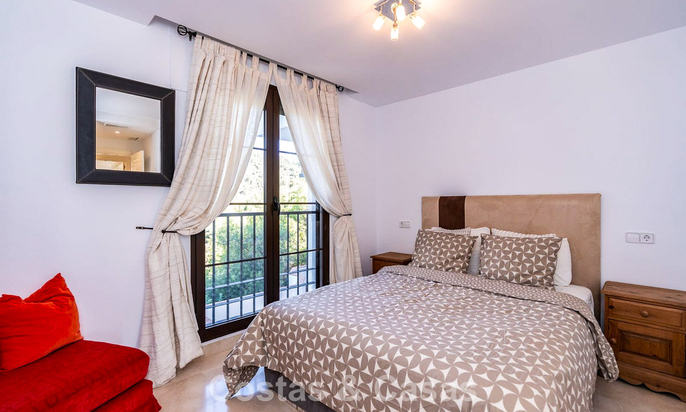 Appartement méditerranéen avec vue sur le golf et la mer à vendre dans un resort de golf dans les collines de Marbella - Benahavís 790920