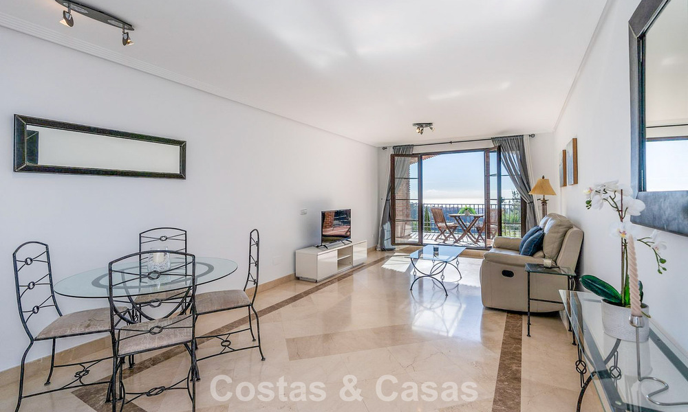 Appartement méditerranéen avec vue sur le golf et la mer à vendre dans un resort de golf dans les collines de Marbella - Benahavís 790926