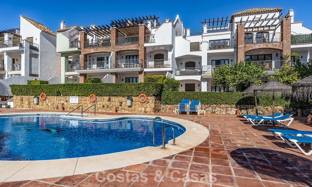 Appartement méditerranéen avec vue sur le golf et la mer à vendre dans un resort de golf dans les collines de Marbella - Benahavís 790930