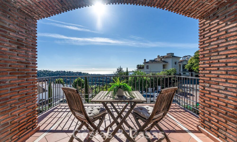 Appartement méditerranéen avec vue sur le golf et la mer à vendre dans un resort de golf dans les collines de Marbella - Benahavís 790932